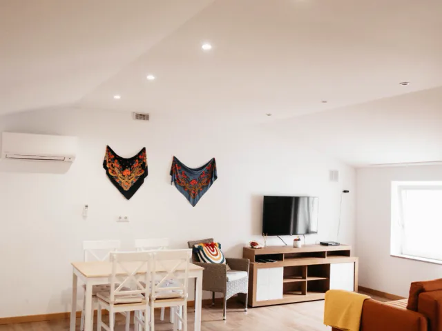 Sala de estar e jantar de um apartamento